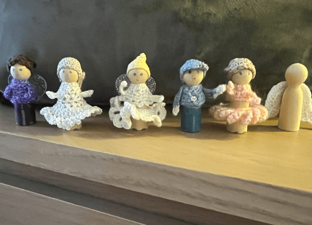 Mini peg people (please pick which one you want)