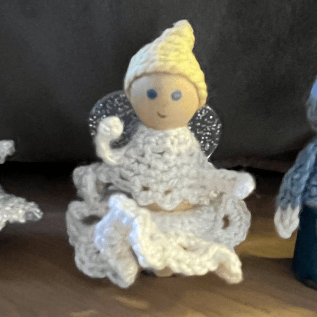 Mini peg people (please pick which one you want)